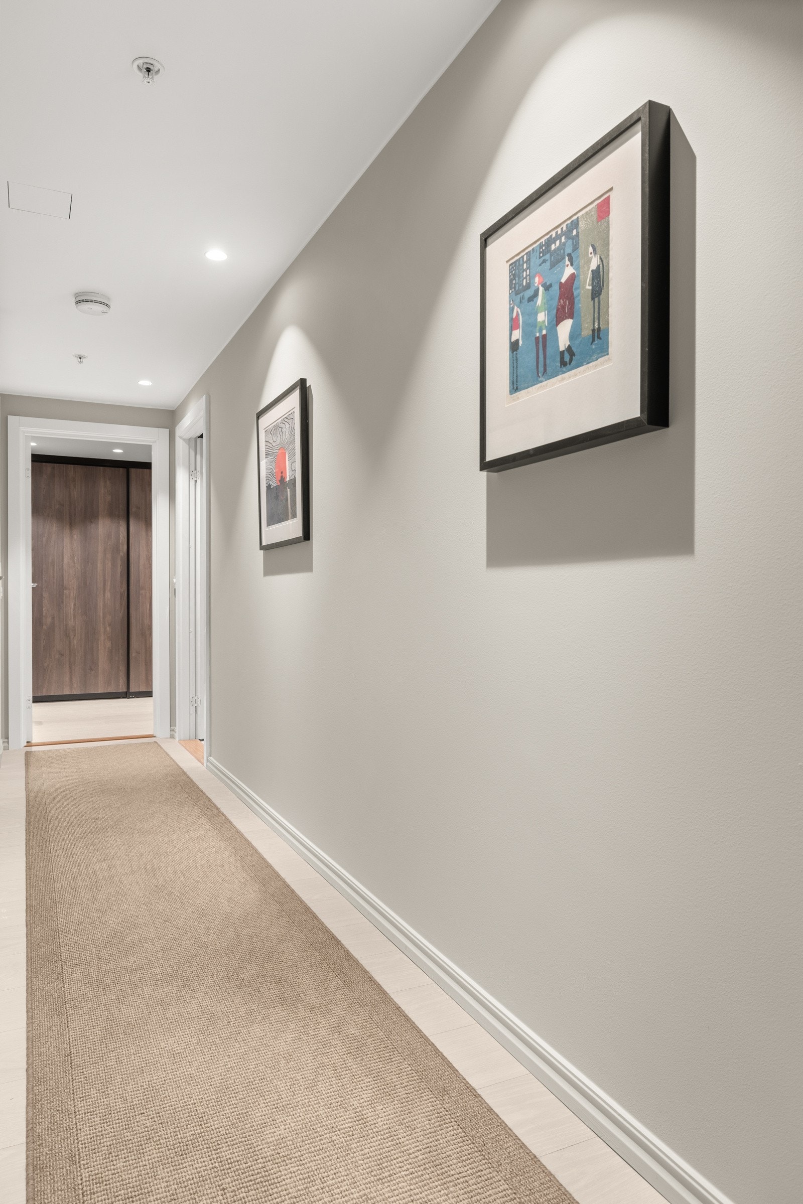 Vi beveger oss videre innover i leiligheten, gjennom den praktiske gangen som samler soverommene, bad/vaskerom og bod. Galleribilde