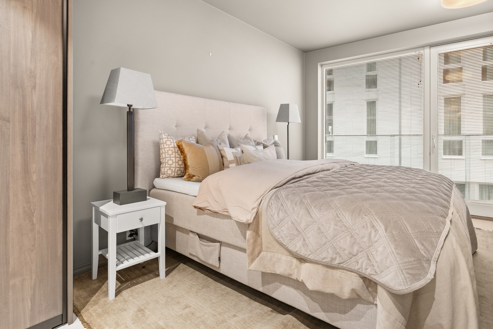 Vi ankommer det lekre hovedsoverommet med en-suite løsning med eget baderom. Galleribilde