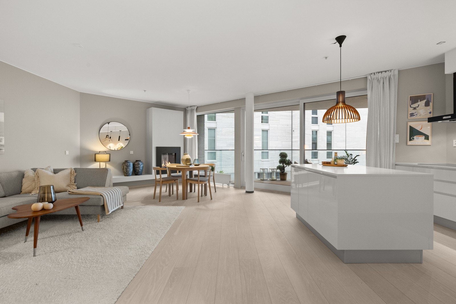 Vi beveger oss innover og møtes av den lyse og romslige stuen. Galleribilde