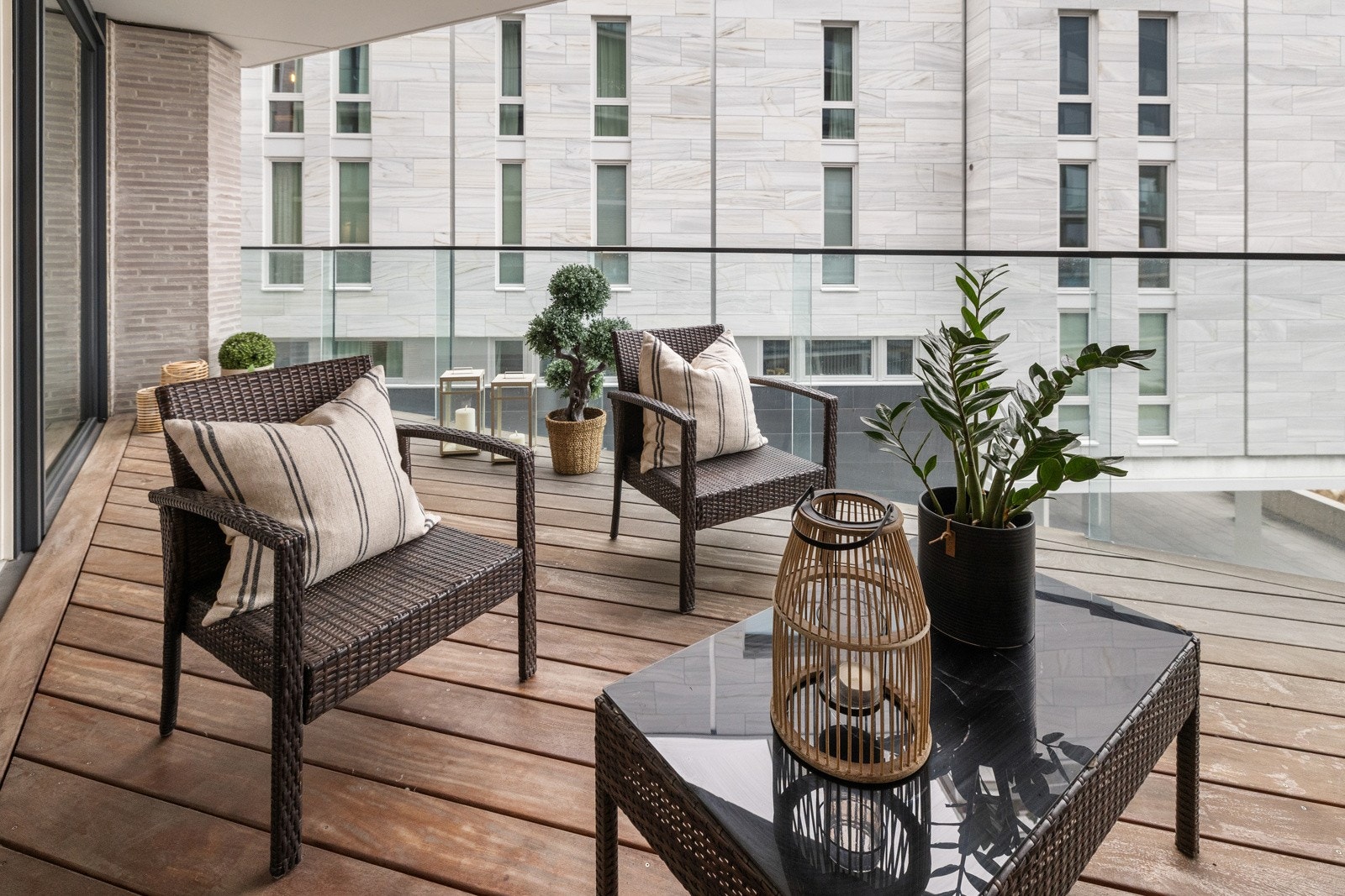 Her er det god plass til en romslig sittegruppe og grill. Galleribilde