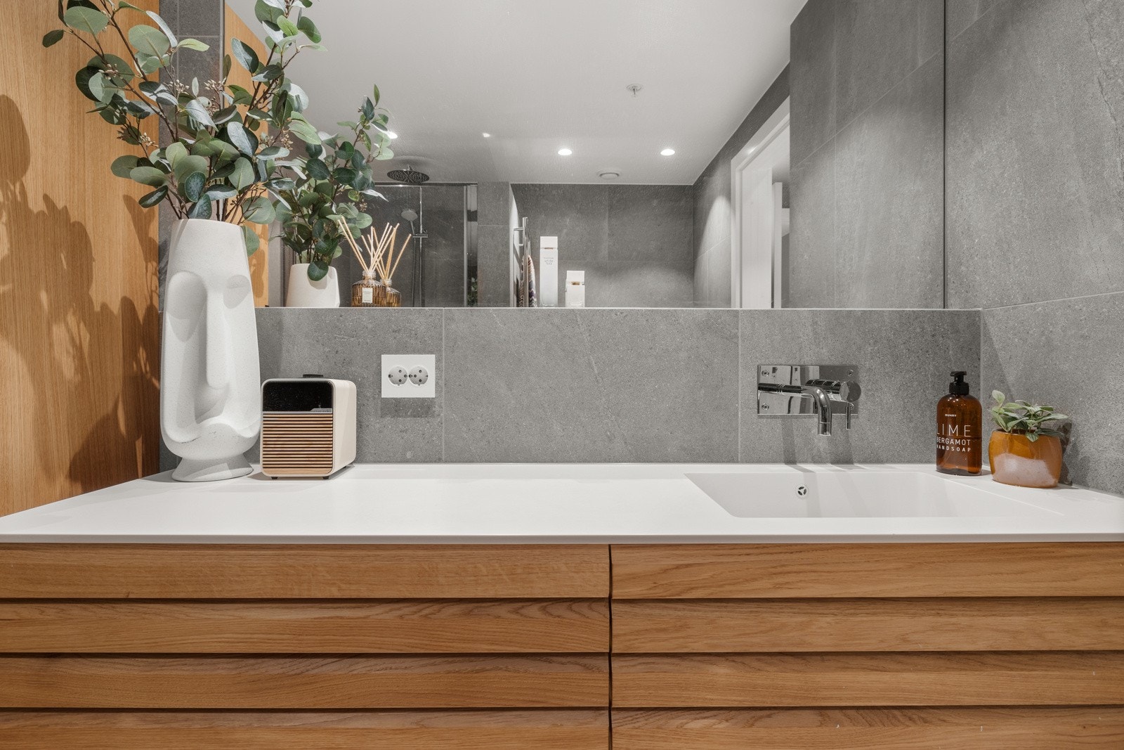 Badet ble pusset opp i 2024 og gir umiddelbart en følelse av komfort. Galleribilde