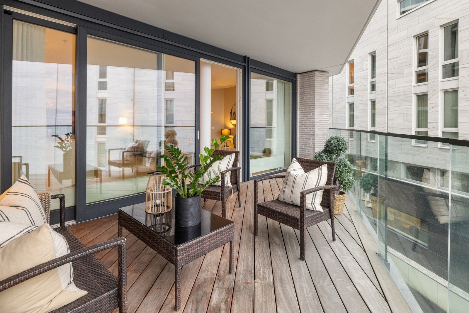 Videre er el-stikk og utelys montert. Galleribilde