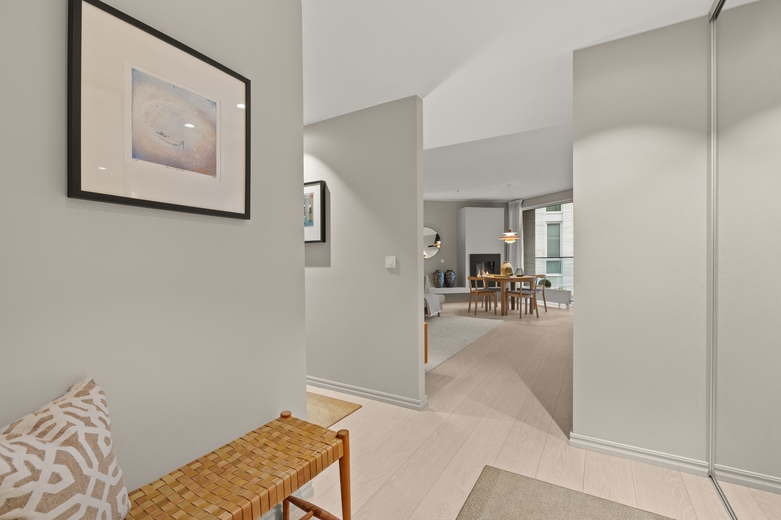 Her er det gode lagringsmuligheter for alt av yttertøy og sko i skyvedørsgarderoben med Elfa innredning. Overflatene er nymalte og det er lagt ny eikeparkett slik som i resten av oppholdsrommene. Galleribilde