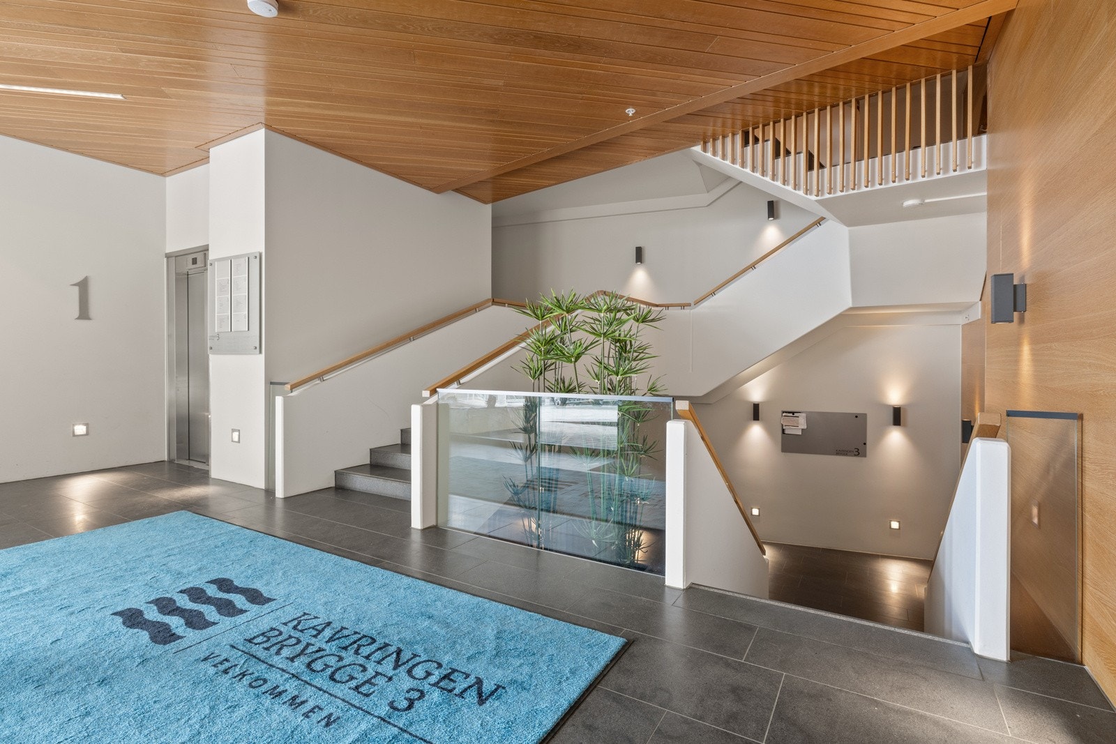 Førsteinntrykket begynner allerede på bakkeplan, og ved ankomst ved Kavringen Brygge 3 møtes du av et innbydende inngangsparti som gir en representativ forsmak til denne eksklusive leiligheten. Galleribilde