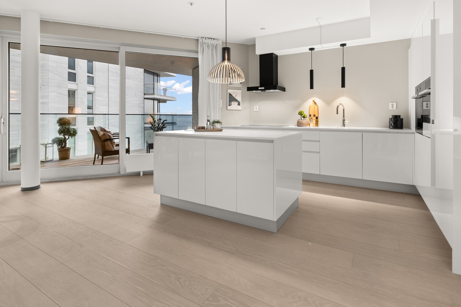 Det påkostede kjøkkenet består av innredning fra Varena med glatte fronter, benkeplate av kompositt med integrert oppvaskkum, Quooker (2024) med kullsyre, kaldt- og kokende vann i kran. Galleribilde