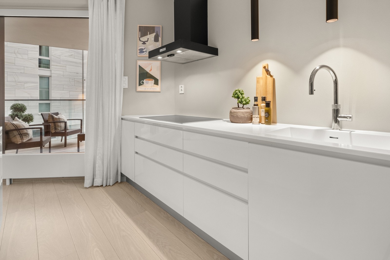 Integrerte hvitevarer fra Miele består av komfyr, dampovn, induksjonstopp, oppvaskmaskin og kjøleskap. Galleribilde