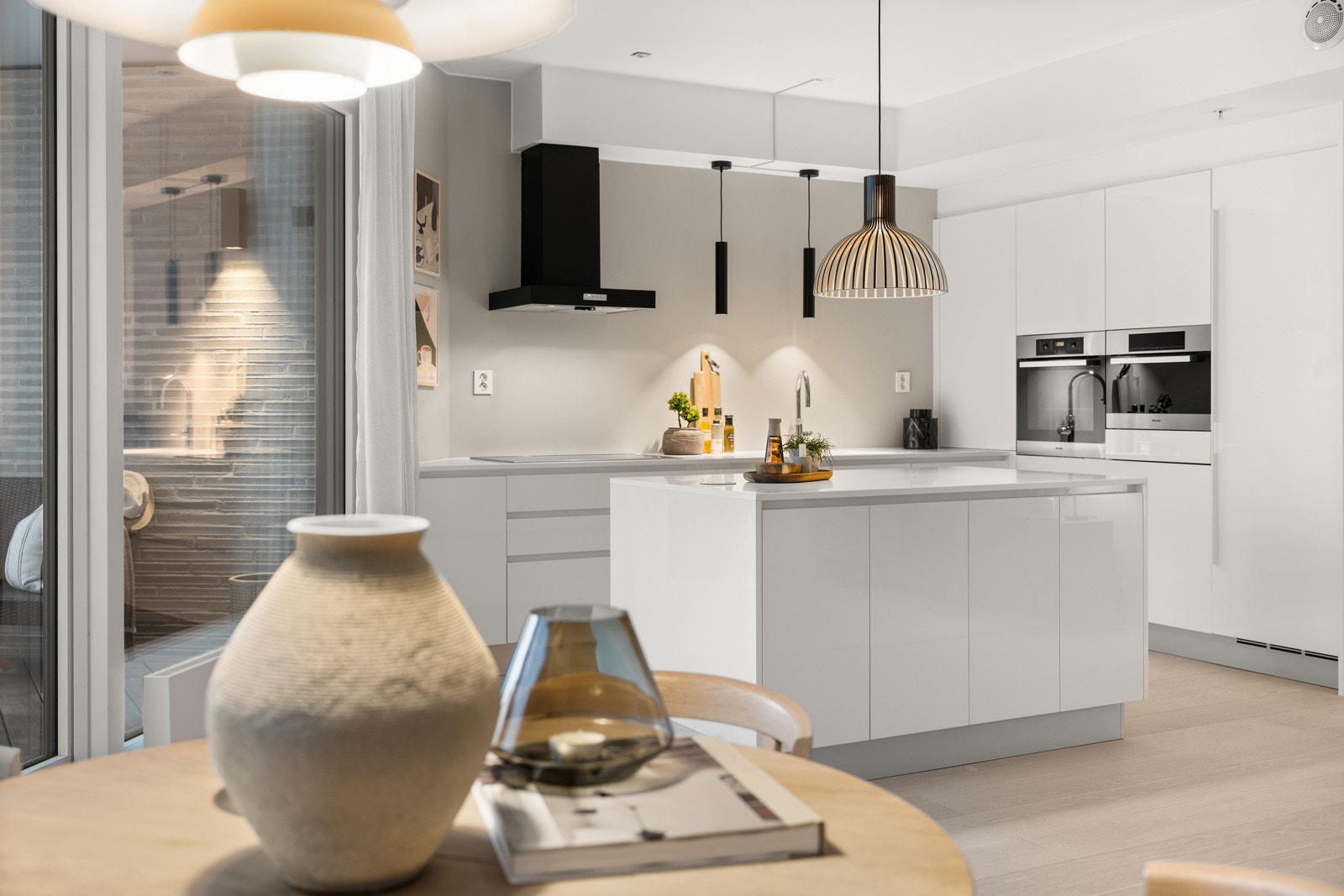 Kjøkkenet har en åpen og sosial løsning mot stuen, perfekt for sosiale sammenkomster. Galleribilde