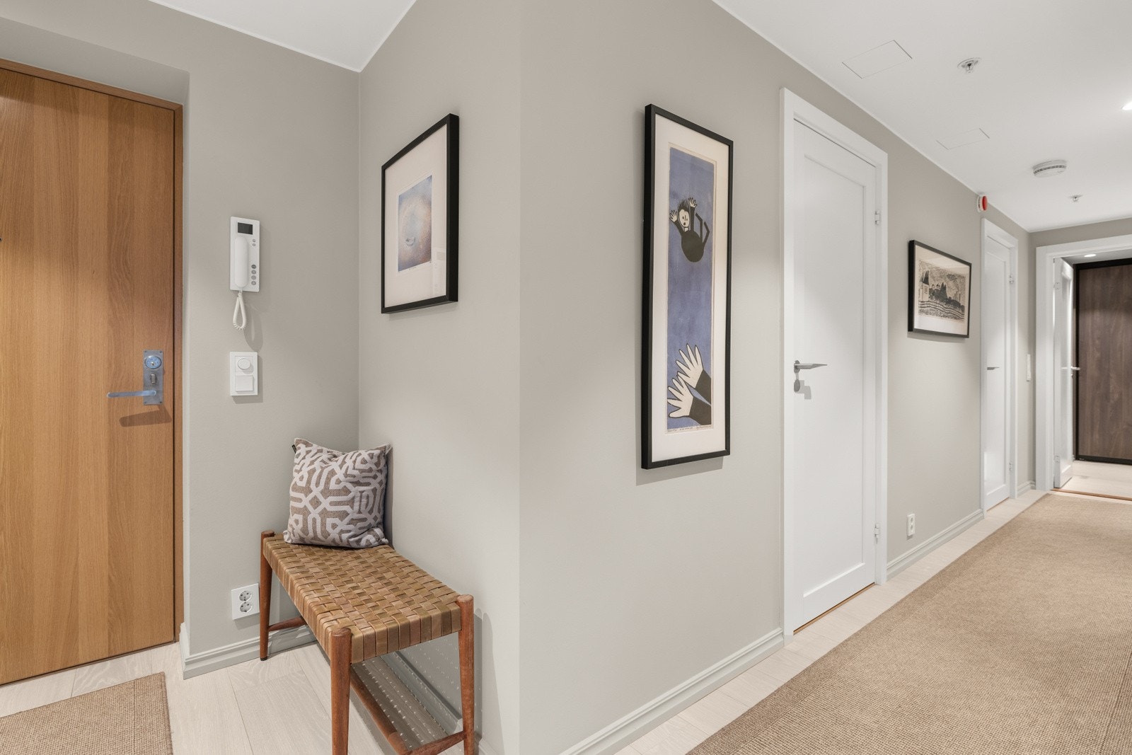 Velkommen inn! Ditt første møte med boligen er en innbydende entré som gir et godt førsteinntrykk av den lekre leiligheten. Galleribilde