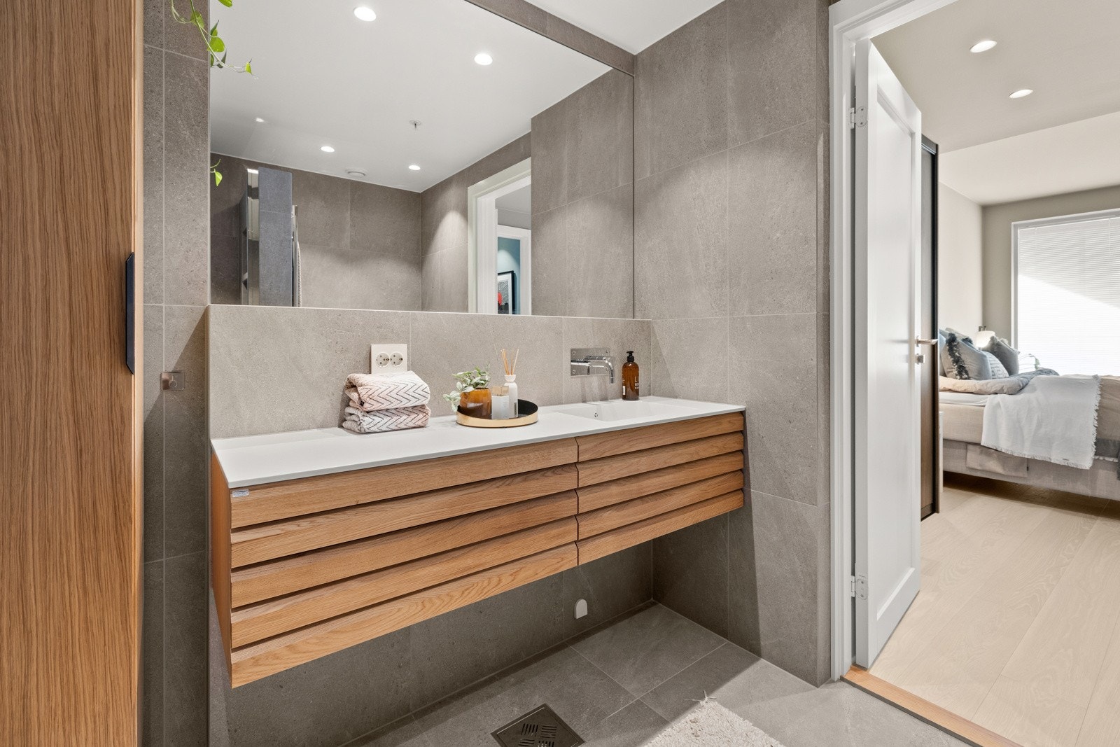 Med direkte tilknytning til soverommet finnes så et lekkert baderom fra 2024 med innredning fra Linnbad Galleribilde