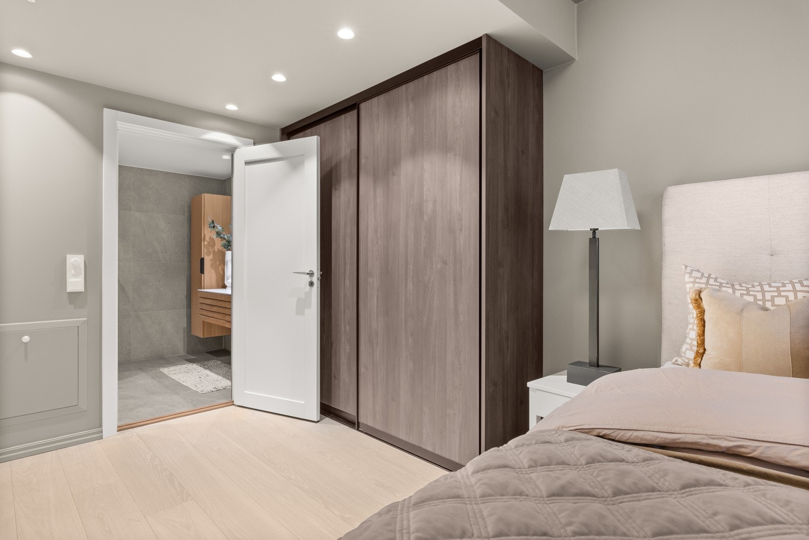 Her er det rikelig med garderobeplass i den plassbyggede garderobeløsningen fra Rival. Galleribilde