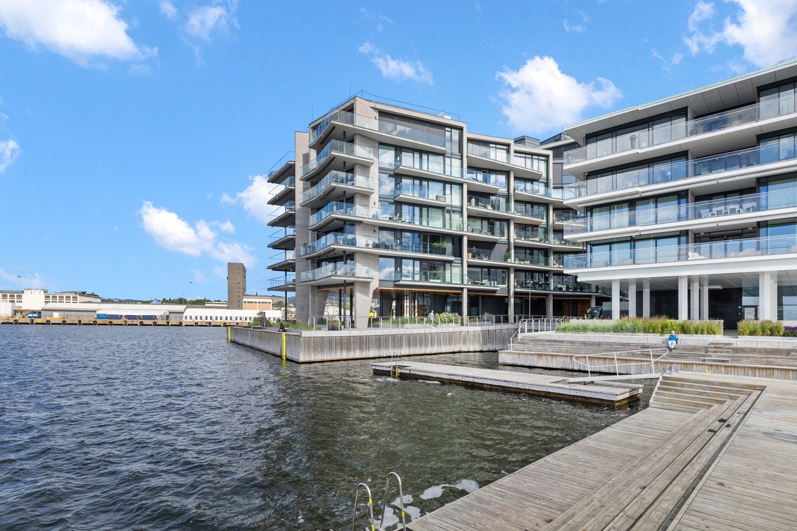 Tjuvholmen er et urbant og prestisjefylt område, kjent for sin unike og moderne arkitektur. Området er bilfritt med parkering under bakkenivå, og det tilbyr badeplasser som Tjuvholmen badeplass og Tjuvholmen bystrand. Galleribilde