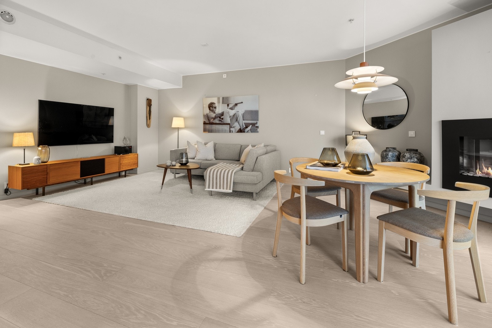 Videre er det rom for en stor spisegruppe hvor familie og venner kan samles til hyggelige lag. Galleribilde