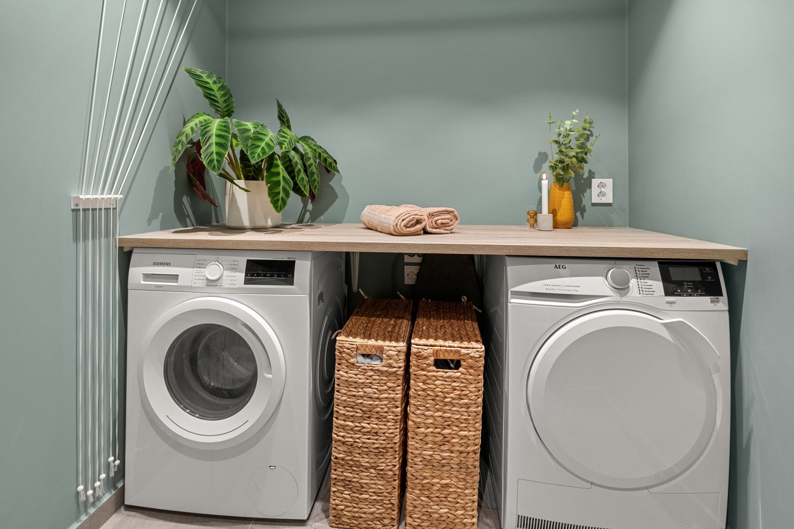 Vaskemaskin og tørketrommel er bygget inn med en praktisk benkeplate over, slik at man får ytterligere oppbevairngsplass. Galleribilde