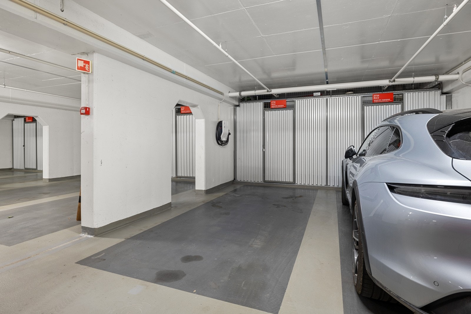 Garasjeplass med el-lader medfølger Galleribilde