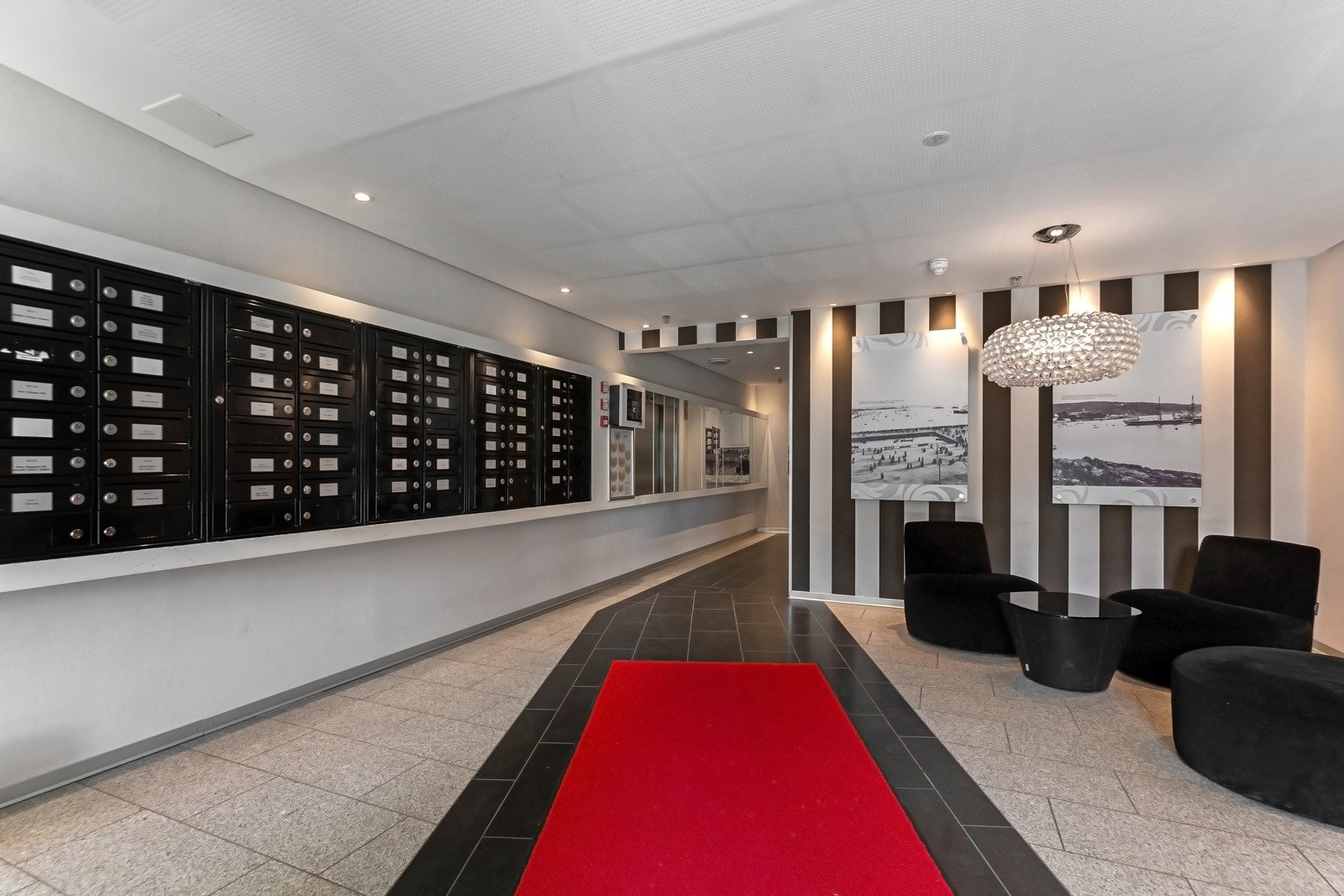 Bygget har heis til etasjene, flislagt foajee og flotte korridorer som gir hotellfølelse. Galleribilde
