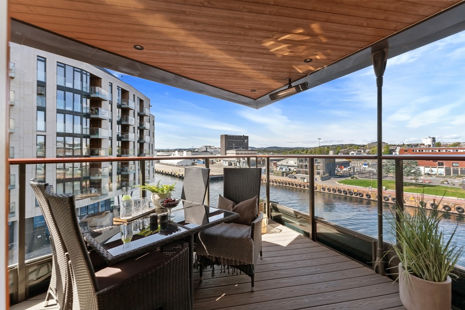 Flott beliggenhet i femte etasje, på hjørnet av Ovalbygget fra 2010, vendt mot vest og med deilig balkong. Galleribilde