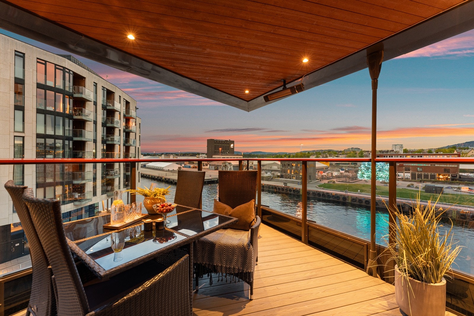 Uteplassen er helt overbygd med panelkledd tak, downlights og dekke av nyere terrassebord i kompositt fra 2019. Galleribilde