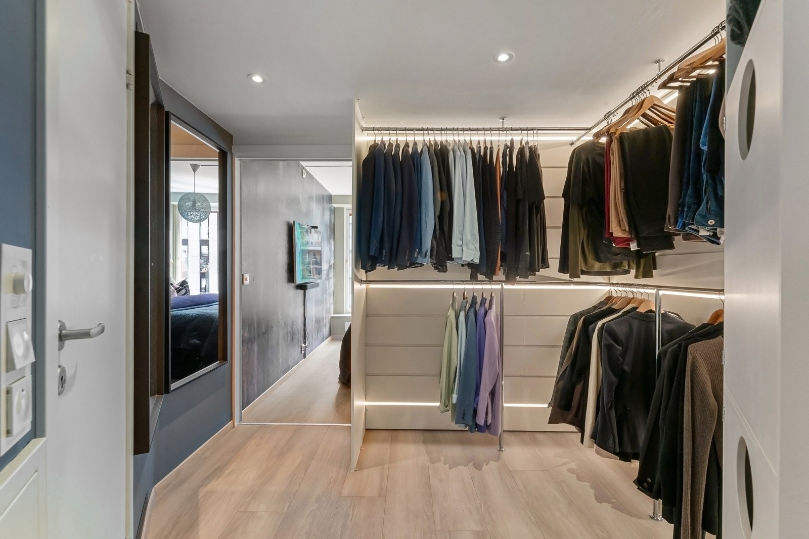 Garderoberommet i tilknytning er utstyrt med garderobestenger, skap, ledstriper og downlights. Galleribilde