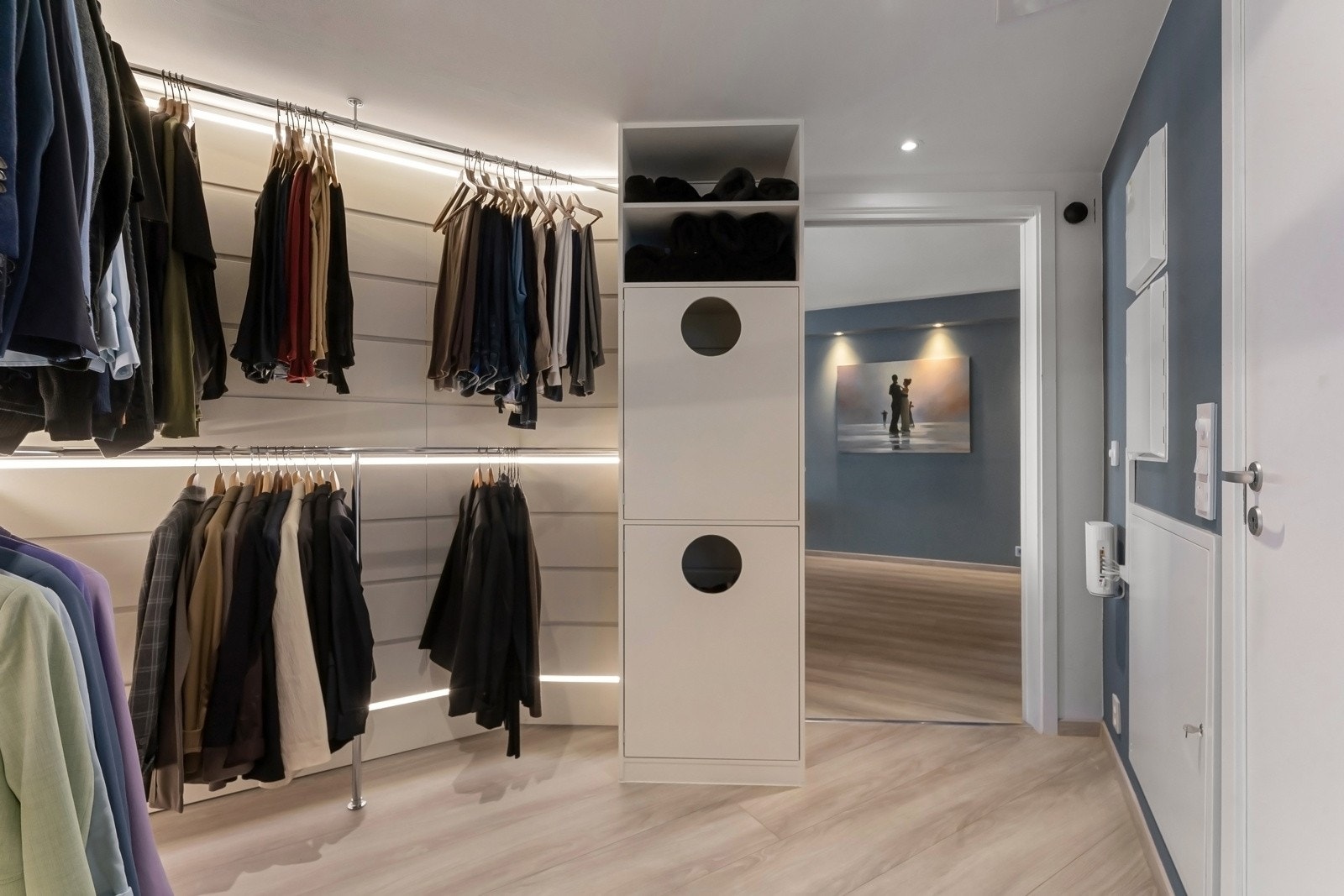 Leiligheten har også skyvedørsgarderobe i entreen og lagringsplass i en bod i korridoren. Galleribilde