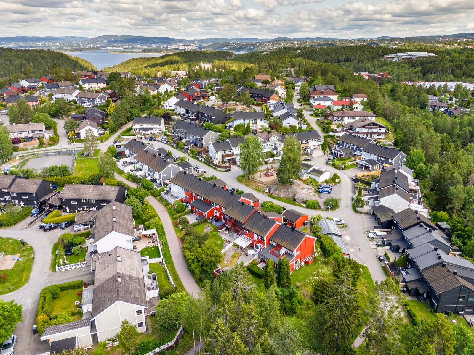 Fellestomten er pent opparbeidet med plenarealer, prydbusker, trær og asfalterte internveier, og mellom bygningene er det et stort tun med lekeapparater og sittegrupper til felles anvendelse. Galleribilde