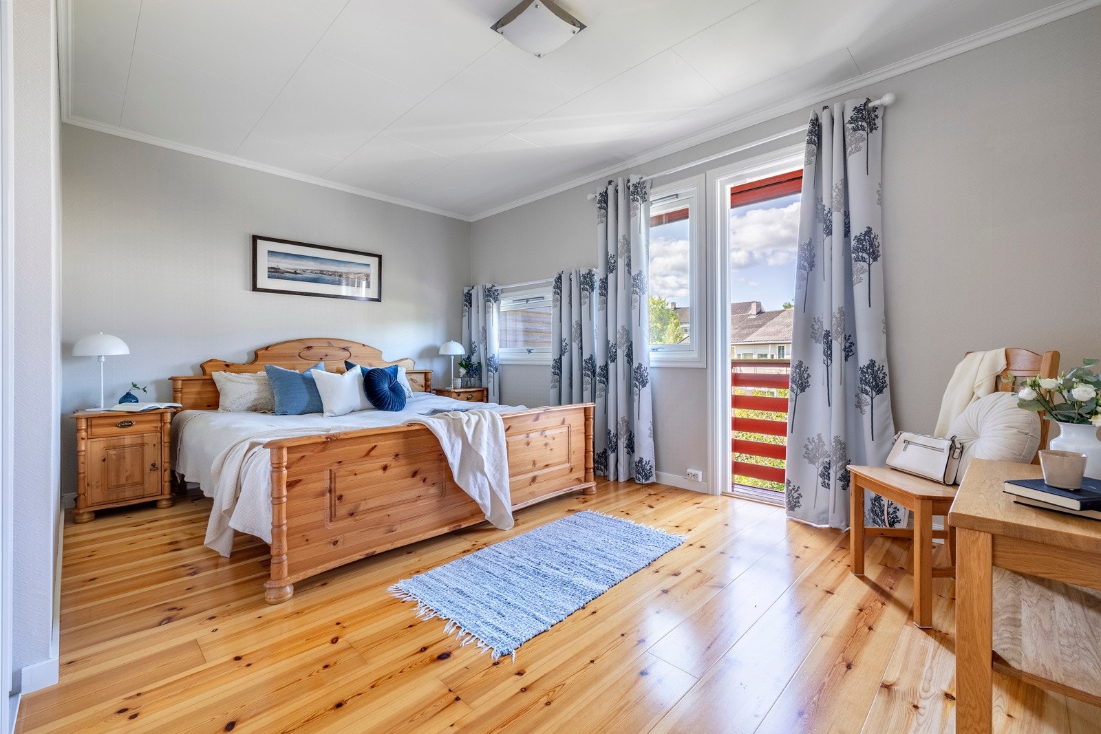 Det er tre gode soverom i rekkehuset, og alle ligger samlet i andre etasje. Fra hovedsoverommet er det utgang til en sydvestvendt luftebalkong på ca. 1,5 kvm. Galleribilde