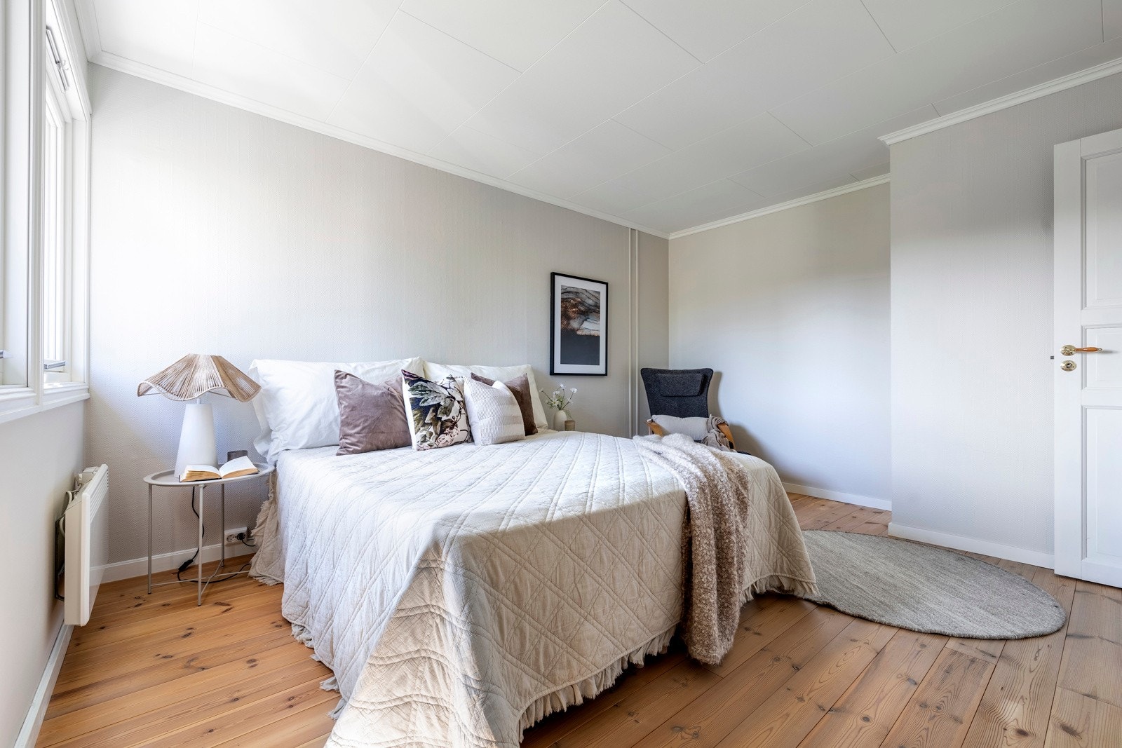 Det er tre gode soverom i rekkehuset, og alle ligger samlet i andre etasje. Veggene på soverommene er malt opp i duse fargetoner som står godt til de originale heltregulv, og store vinduer sørger for rikt, naturlig lysinnslipp. Galleribilde