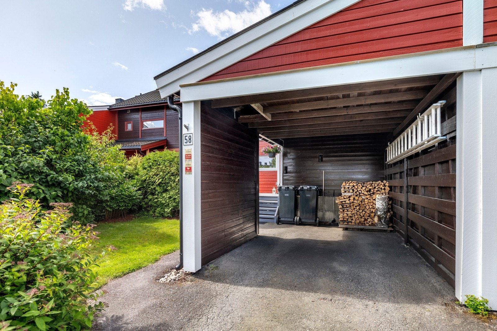 Enkel parkering i carport ved inngangspartiet. Biloppstillingsplass for en bil på egen gårdsplass. I tillegg har grendelaget gjesteparkering rett i nærheten. Galleribilde