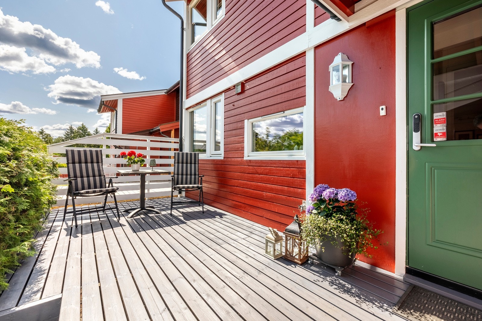 Rekkehuset har solrike uteplasser på begge sider. Velkomstterrassen er på ca. 13 kvm, og ligger lunt og skjermet bak en vintergrønn hekk. Galleribilde