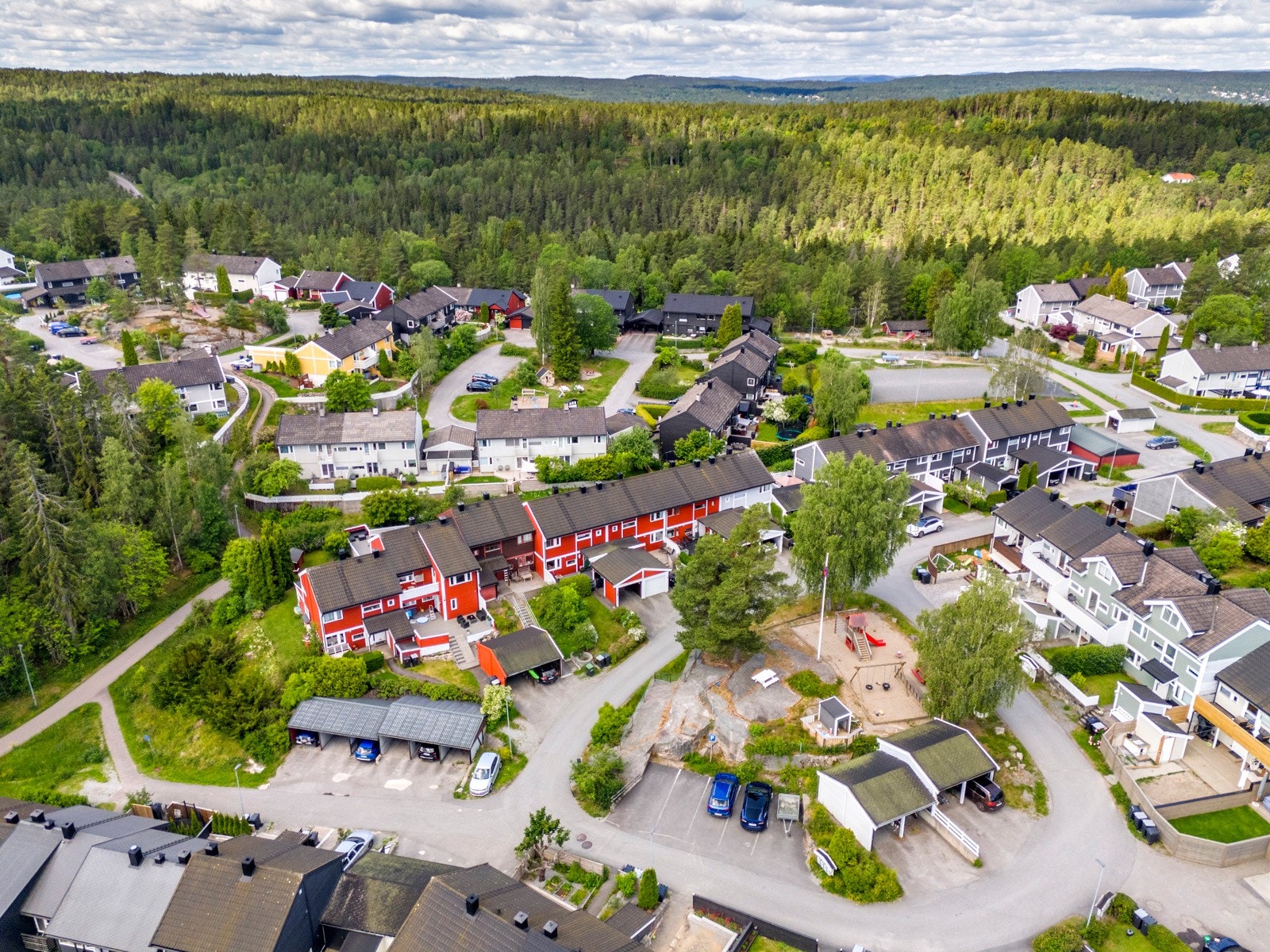 Fellestomten er pent opparbeidet med plenarealer, prydbusker, trær og asfalterte internveier, og mellom bygningene er det et stort tun med lekeapparater og sittegrupper til felles anvendelse. Galleribilde