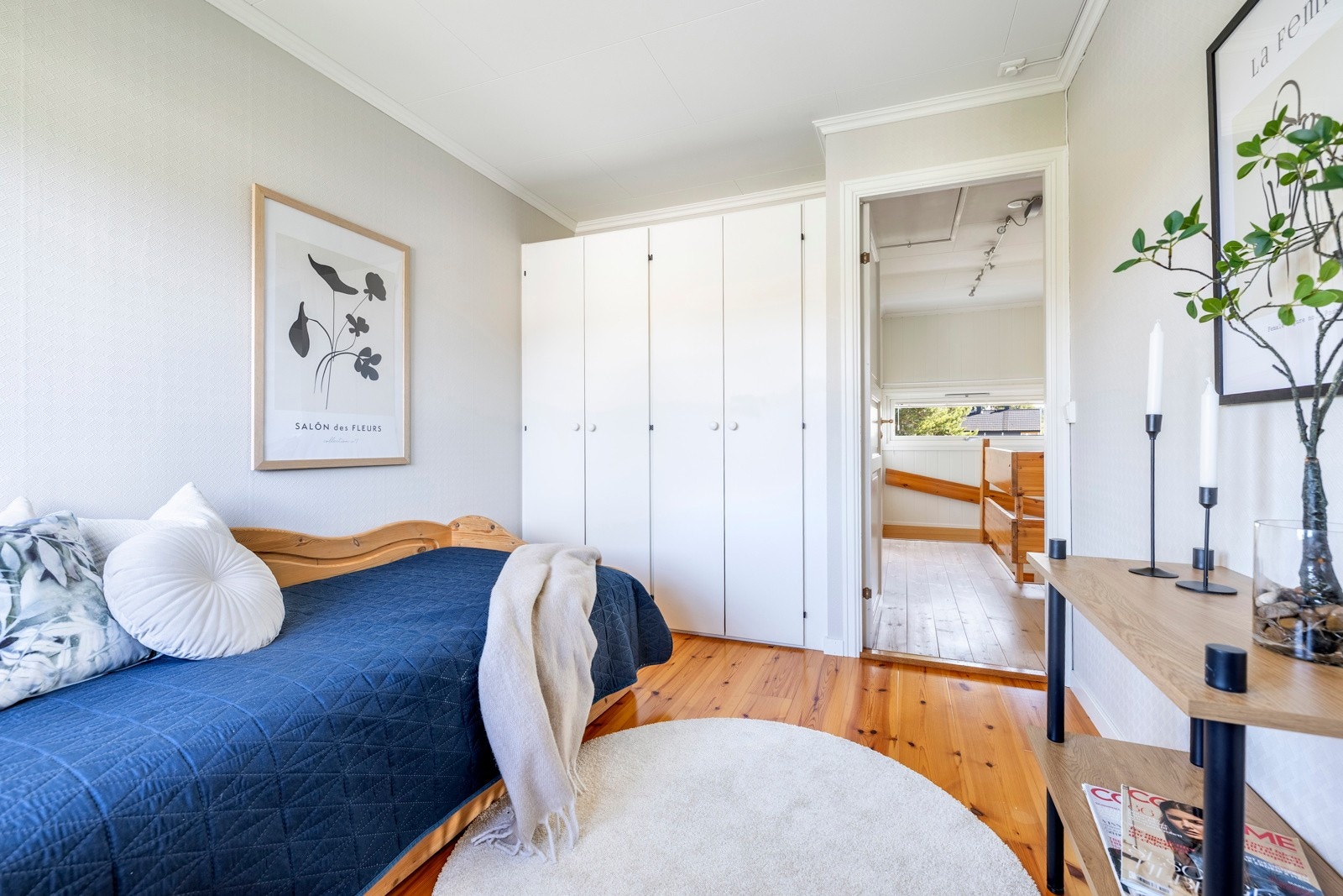 Det er tre gode soverom i rekkehuset, og alle ligger samlet i andre etasje. Veggene på soverommene er malt opp i duse fargetoner som står godt til de originale heltregulv, og store vinduer sørger for rikt, naturlig lysinnslipp. Galleribilde