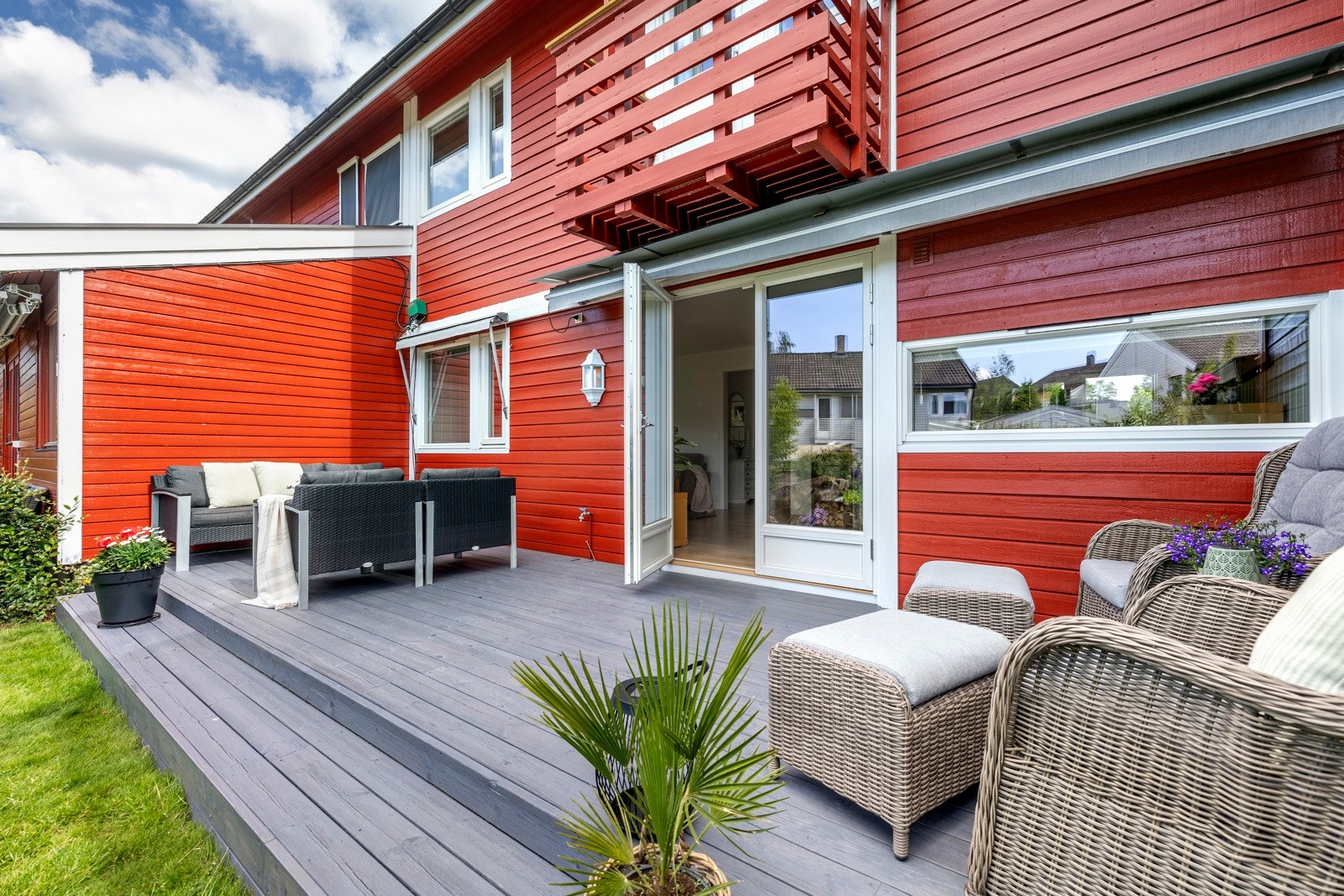 Terrassen har gråbeiset tredekke, og byr på god plass til grill og utemøblement på sine ca. 18 kvm. Den inntrukne beliggenheten sørger for lune, usjenerte forhold, og en bred markise på husveggen gir effektiv skjerming på varme sommerdager. Galleribilde