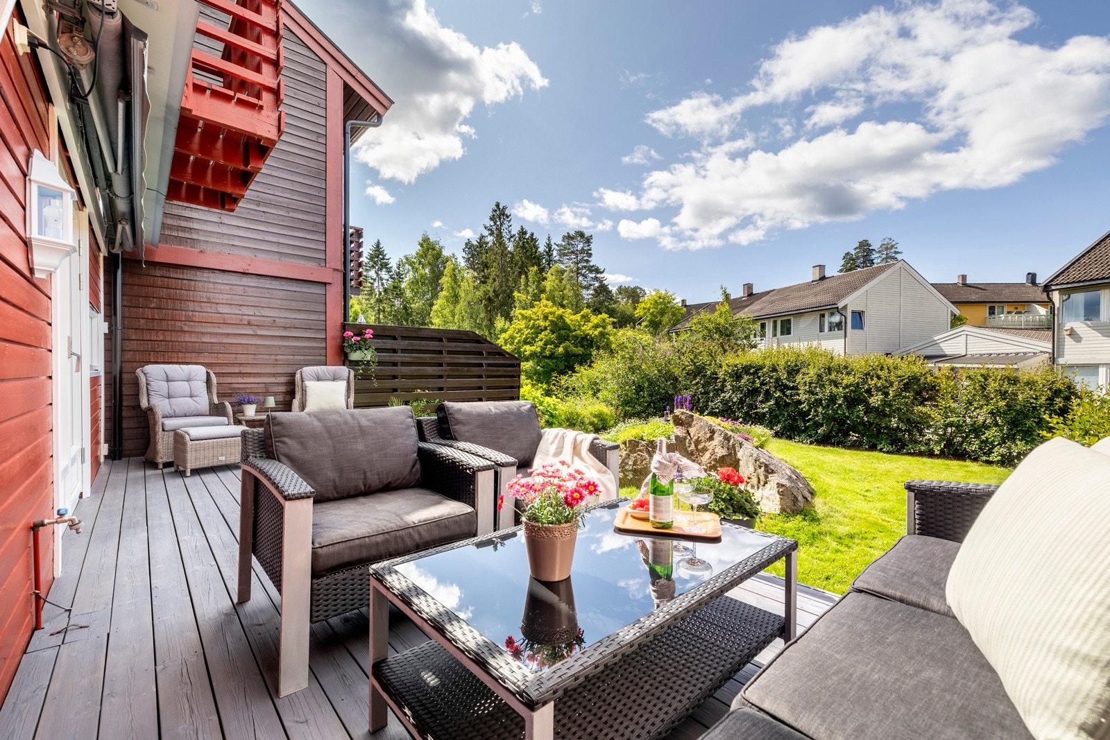 Rekkehuset har solrike uteplasser på begge sider - én velkomstterrasse mot nordøst, og én balkong og én usjenert terrasse mot sydvest. Galleribilde