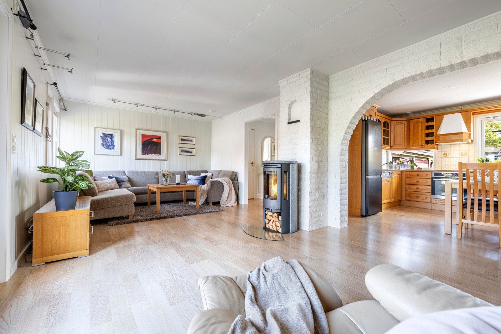 Det er god plass til sofagruppe, lenestoler og tv-/mediastasjon, og sentralt i rommet er det en rentbrennende peisovn. Fra stuen er det utgang til en sydvestvendt terrasse på ca. 18 kvm og videre ut til hagen. Galleribilde