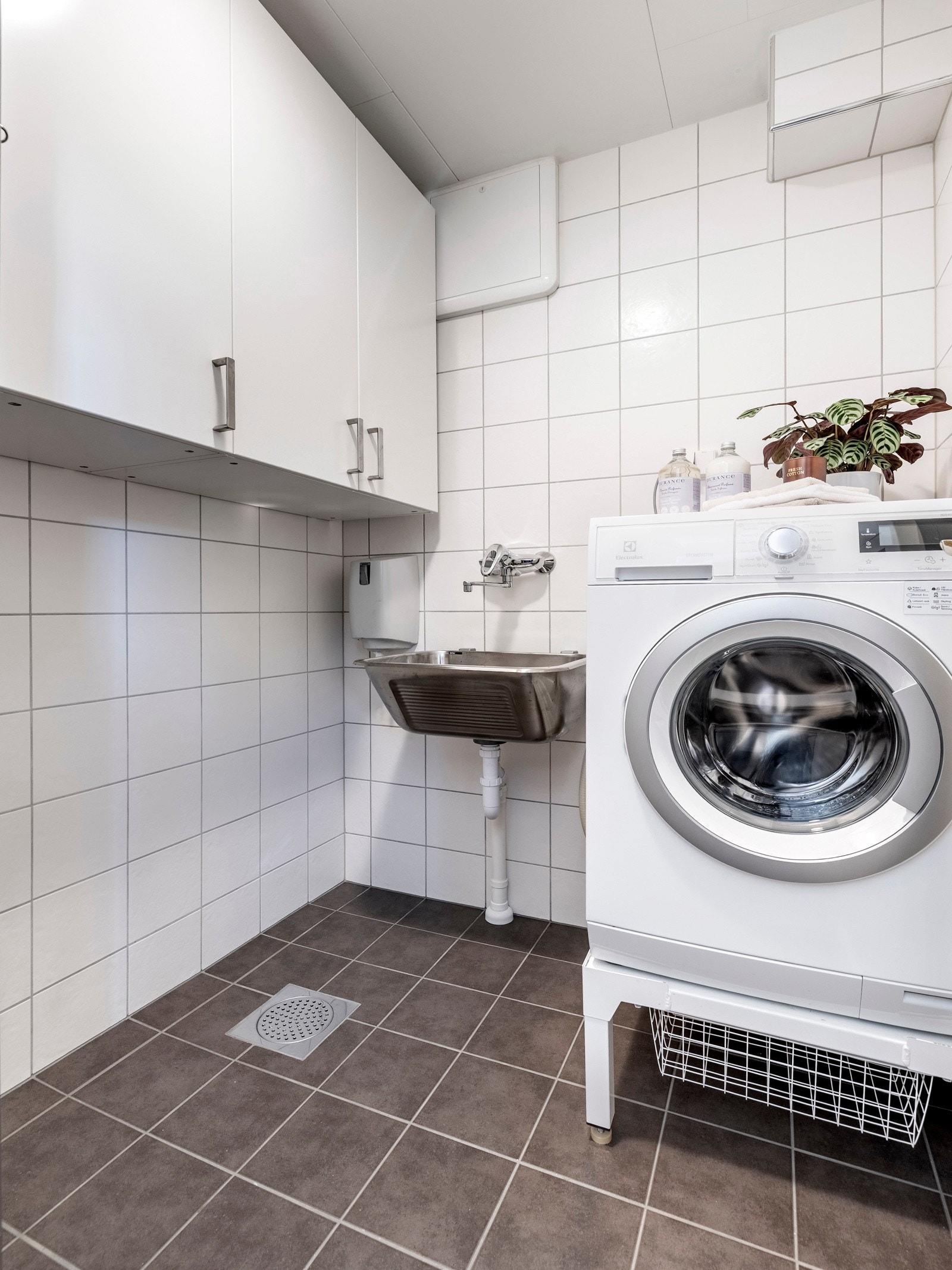 Vaskerommet ble etablert i 2014, og har hvite fliser på veggene og brune fliser på gulv med elektrisk gulvvarme. Av innredning er det hvite veggskap, og rommet er videre utstyrt med en skyllekum og opplegg for vaskemaskin. Galleribilde