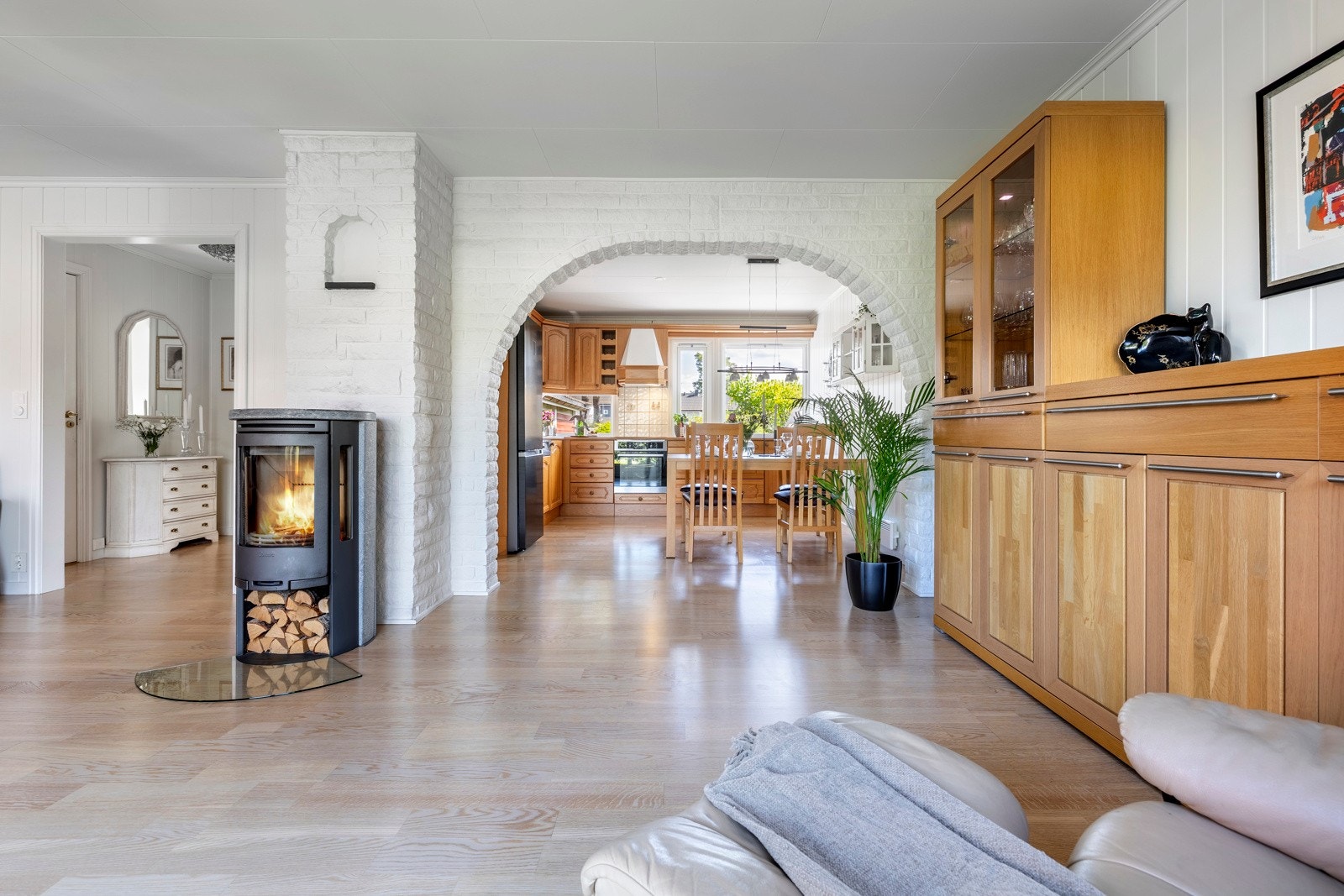 Det er god plass til sofagruppe, lenestoler og tv-/mediastasjon, og sentralt i rommet er det en rentbrennende peisovn. Galleribilde