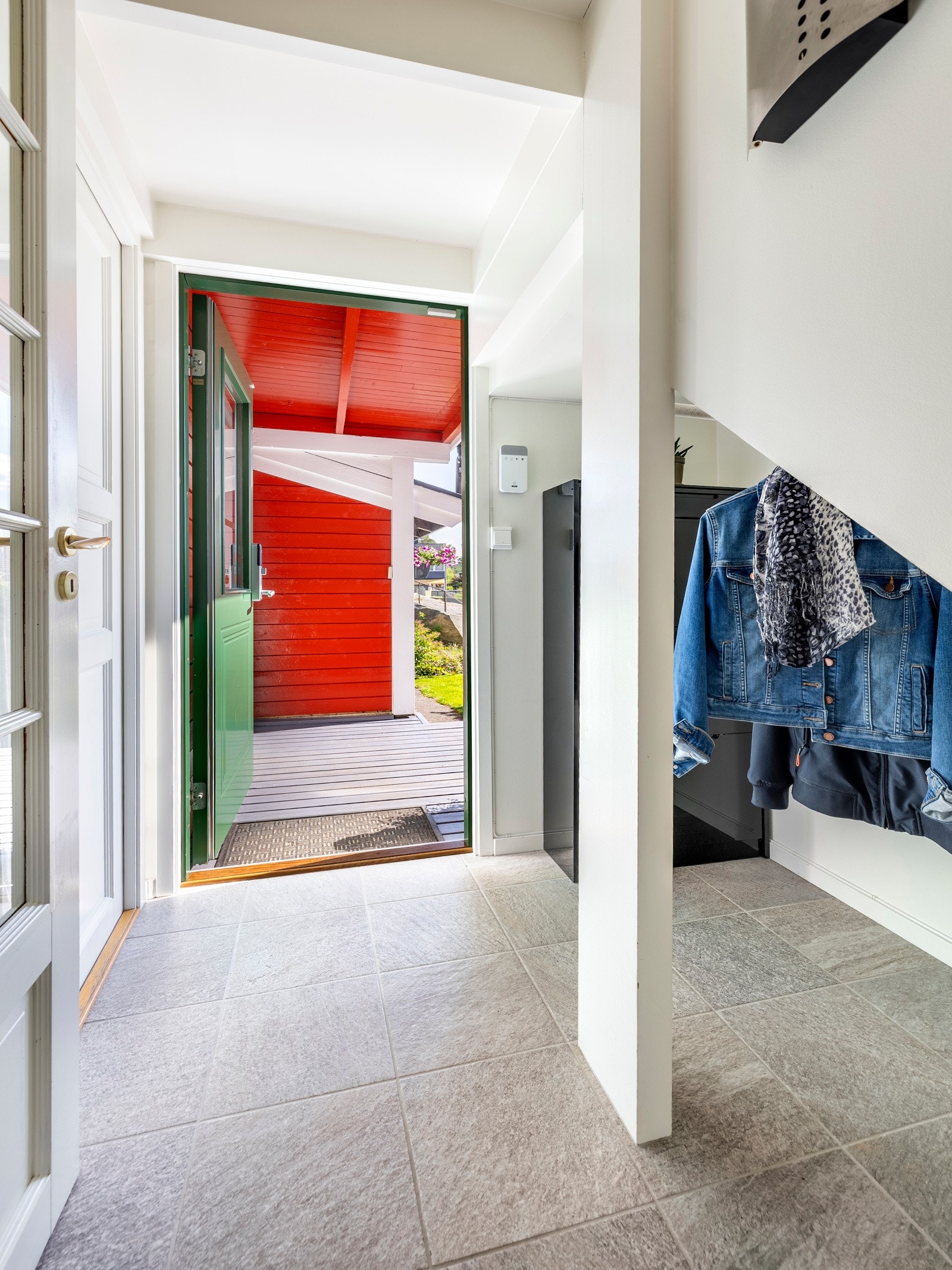 Rekkehuset har et pent, overbygd inngangsparti med asfaltert adkomst, nordøstvendt velkomstterrasse, utebod og utebelysning. Galleribilde