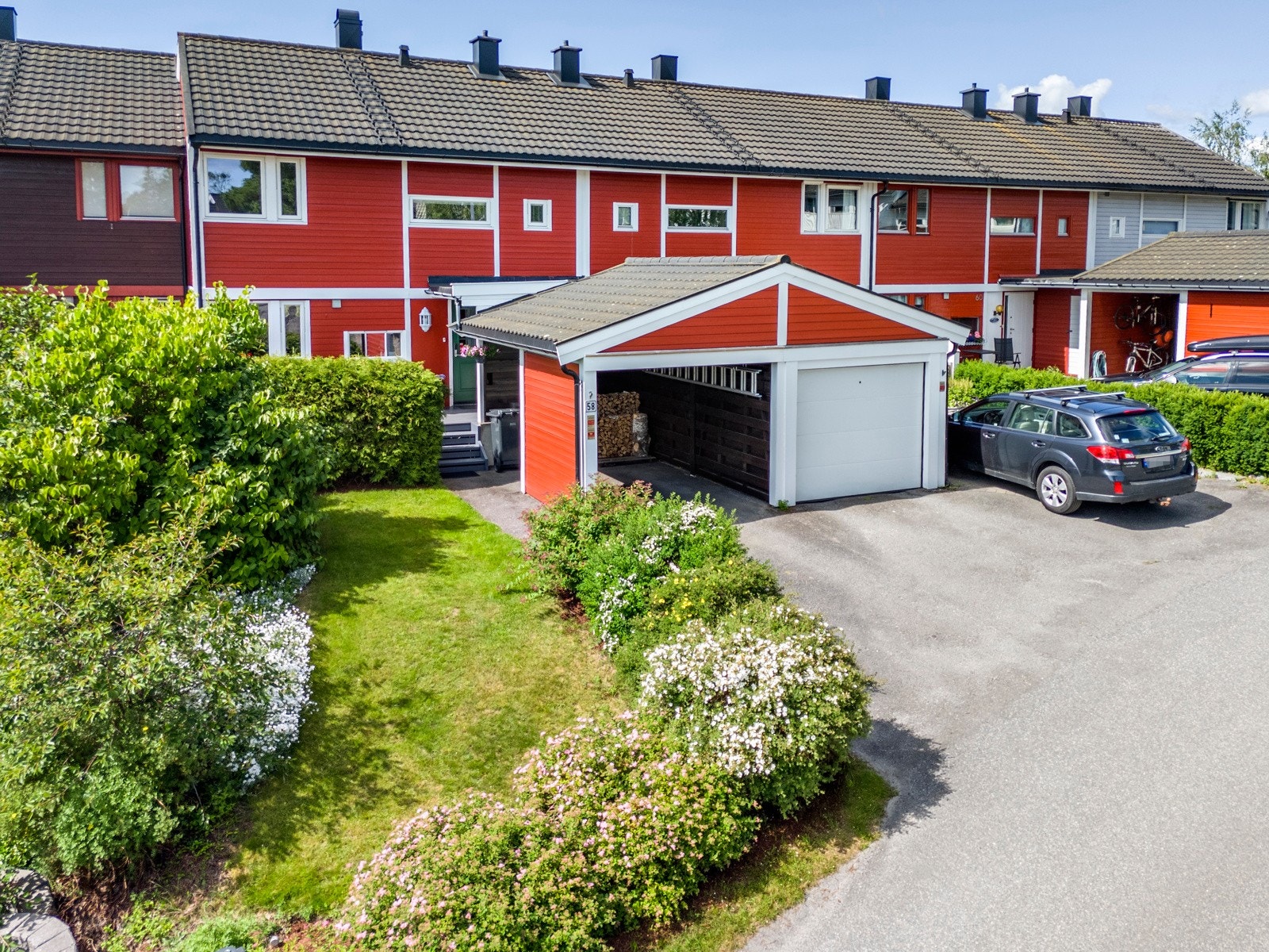 Velkommen til Flisveien 58 ? et velholdt, pent og familievennlig rekkehus over to plan. Beliggenheten er naturnær, attraktiv og barnevennlig, med kort vei til skoler, barnehager, busstopp og fine turområder. Galleribilde