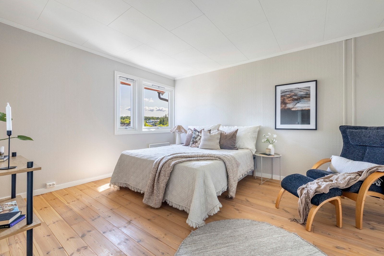 Det er tre gode soverom i rekkehuset, og alle ligger samlet i andre etasje. Veggene på soverommene er malt opp i duse fargetoner som står godt til de originale heltregulv, og store vinduer sørger for rikt, naturlig lysinnslipp. Galleribilde