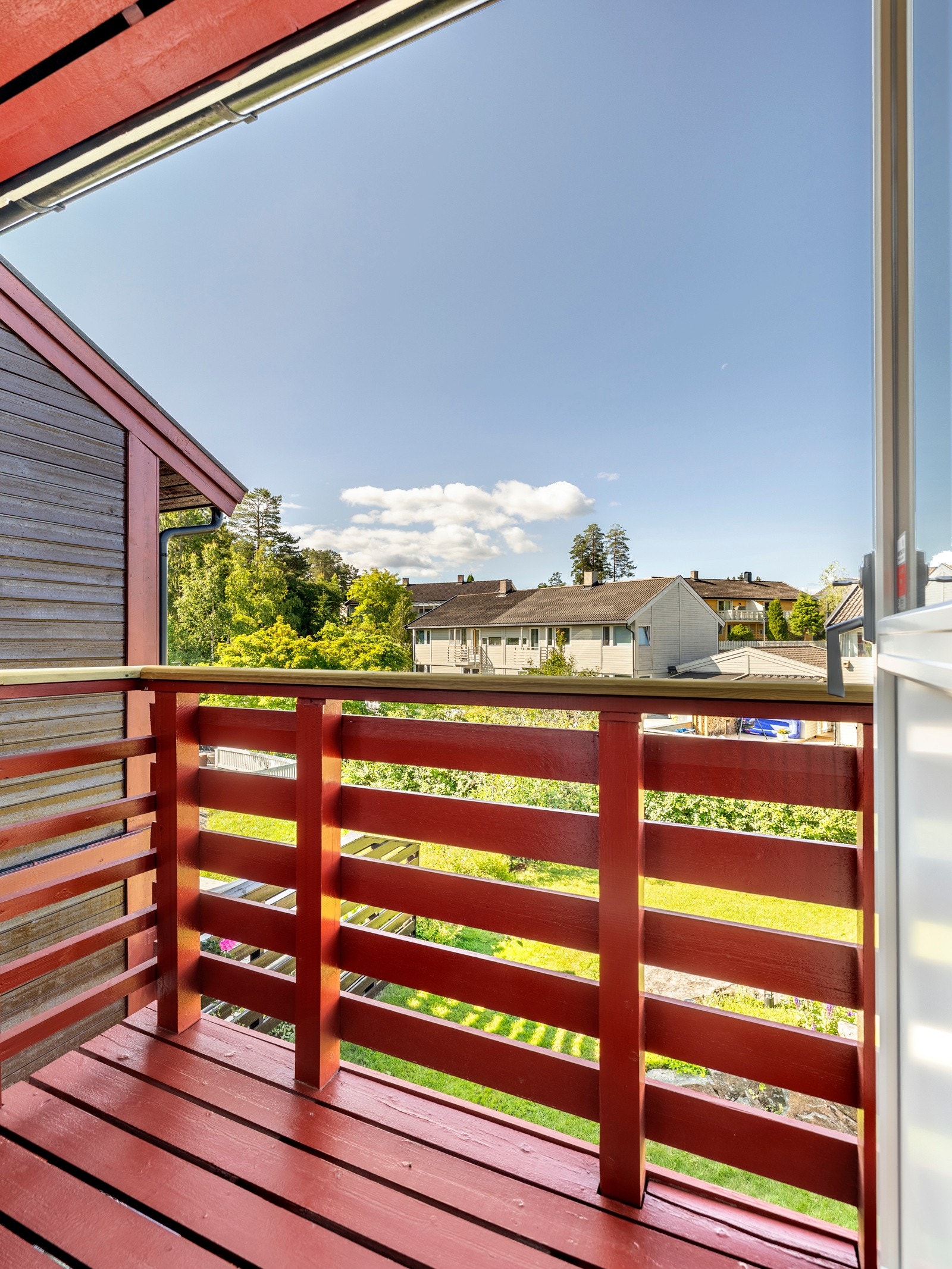 Fra hovedsoverommet er det utgang til en sydvestvendt luftebalkong på ca. 1,5 kvm. Galleribilde