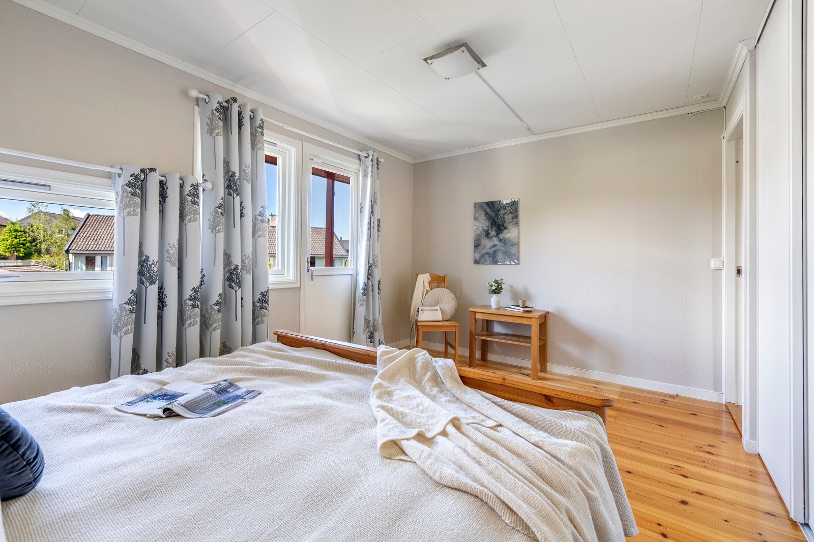 Det er tre gode soverom i rekkehuset, og alle ligger samlet i andre etasje. Veggene på soverommene er malt opp i duse fargetoner som står godt til de originale heltregulv, og store vinduer sørger for rikt, naturlig lysinnslipp. Galleribilde