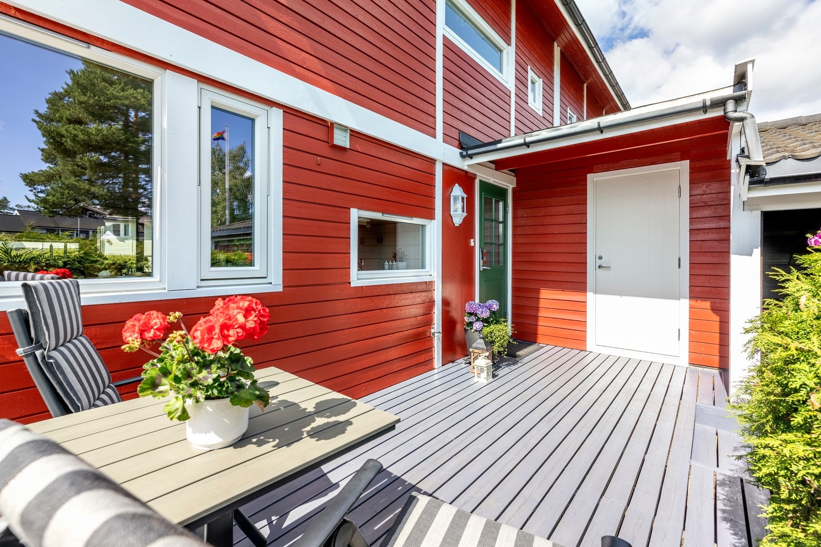 Rekkehuset har solrike uteplasser på begge sider. Velkomstterrassen er på ca. 13 kvm, og ligger lunt og skjermet bak en vintergrønn hekk. Galleribilde