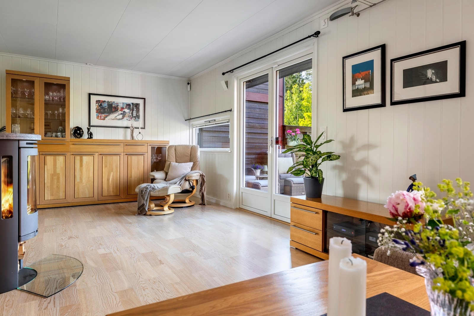 Det er god plass til sofagruppe, lenestoler og tv-/mediastasjon, og sentralt i rommet er det en rentbrennende peisovn. Fra stuen er det utgang til en sydvestvendt terrasse på ca. 18 kvm og videre ut til hagen. Galleribilde