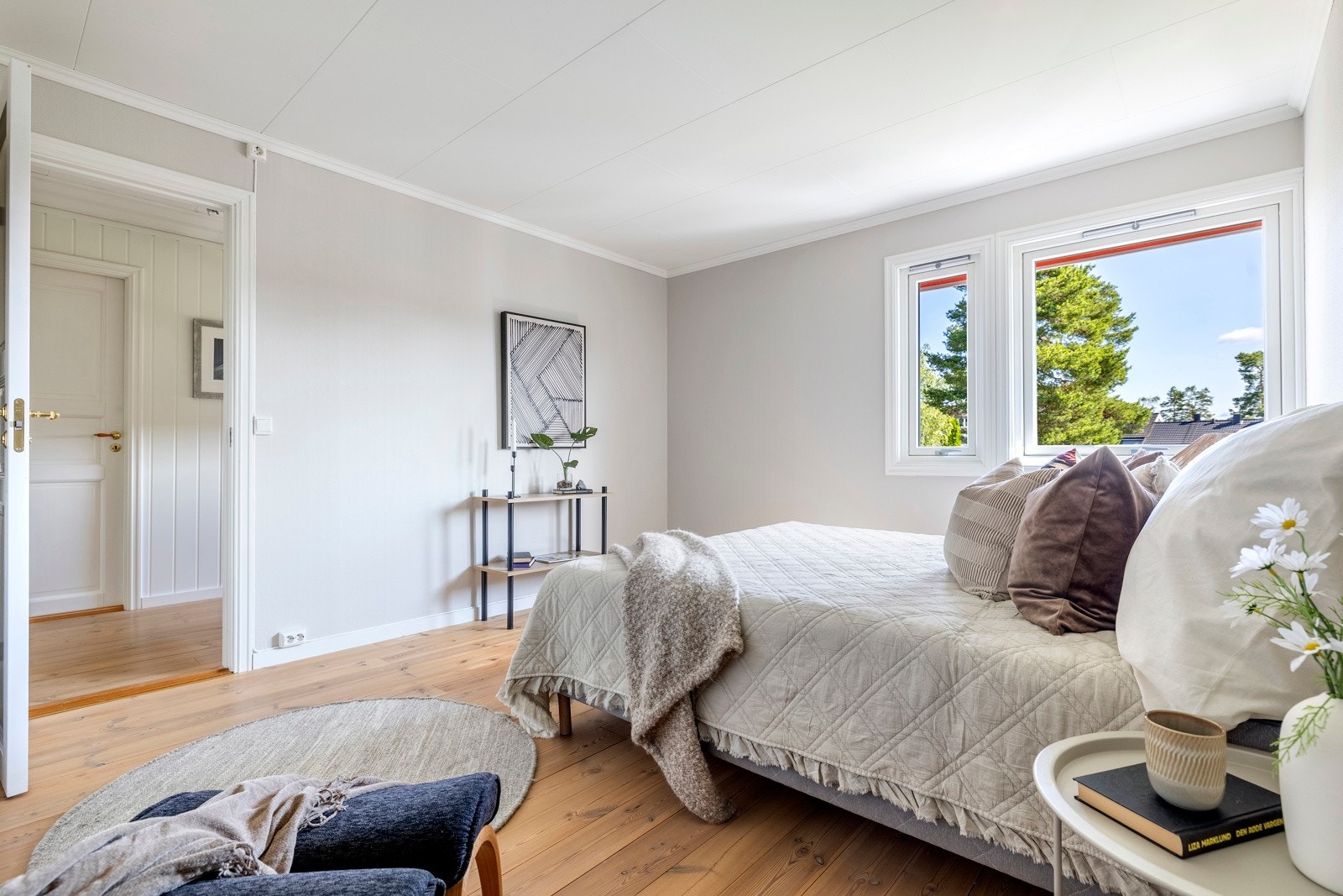 Det er tre gode soverom i rekkehuset, og alle ligger samlet i andre etasje. Veggene på soverommene er malt opp i duse fargetoner som står godt til de originale heltregulv, og store vinduer sørger for rikt, naturlig lysinnslipp. Galleribilde