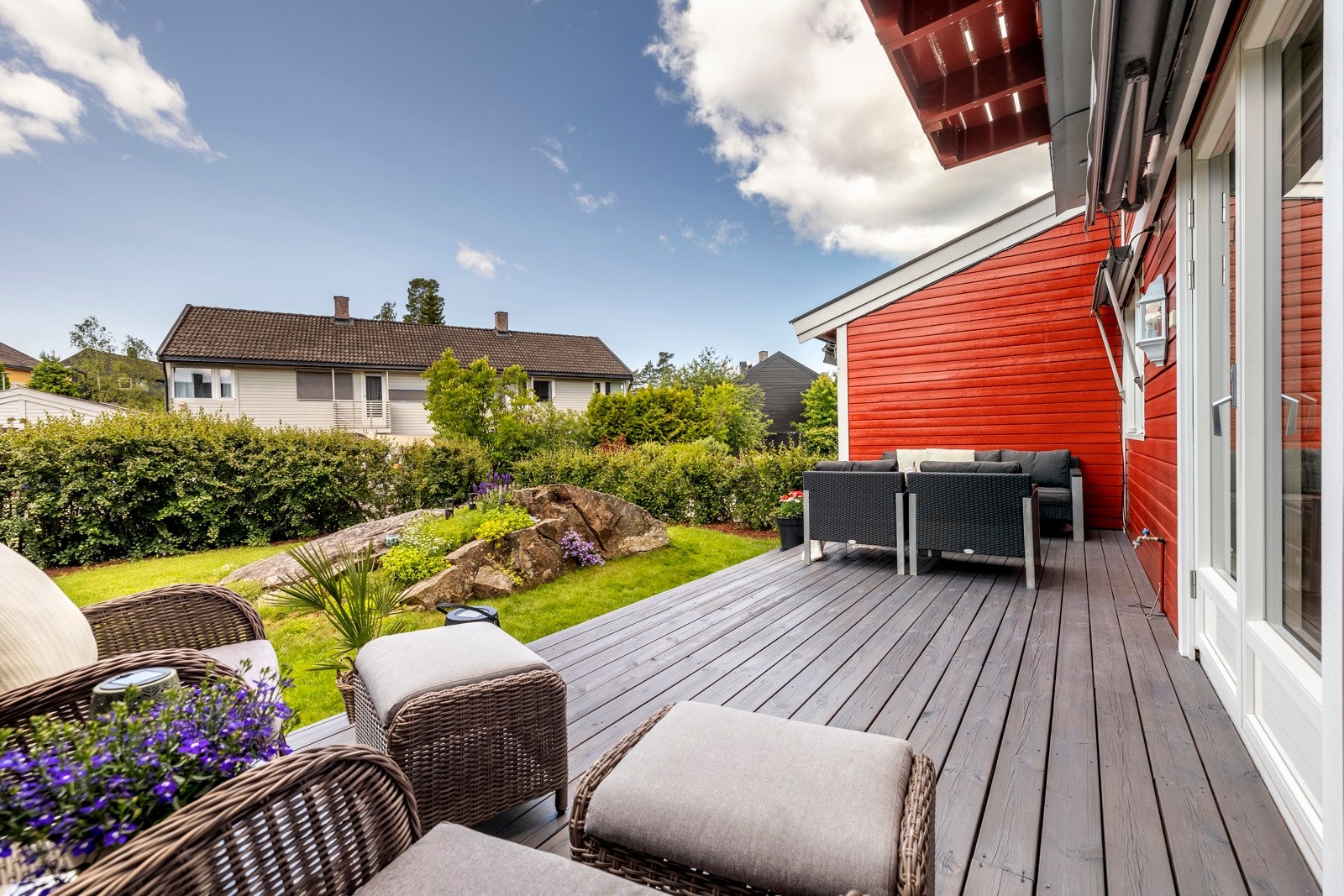 Terrassen har gråbeiset tredekke, og byr på god plass til grill og utemøblement på sine ca. 18 kvm. Den inntrukne beliggenheten sørger for lune, usjenerte forhold, og en bred markise på husveggen gir effektiv skjerming på varme sommerdager. Galleribilde