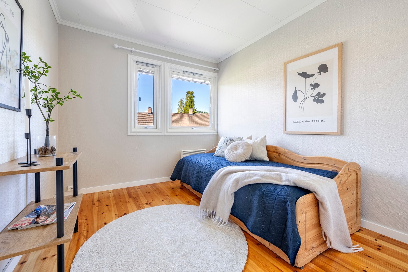 Det er tre gode soverom i rekkehuset, og alle ligger samlet i andre etasje. Veggene på soverommene er malt opp i duse fargetoner som står godt til de originale heltregulv, og store vinduer sørger for rikt, naturlig lysinnslipp. Galleribilde