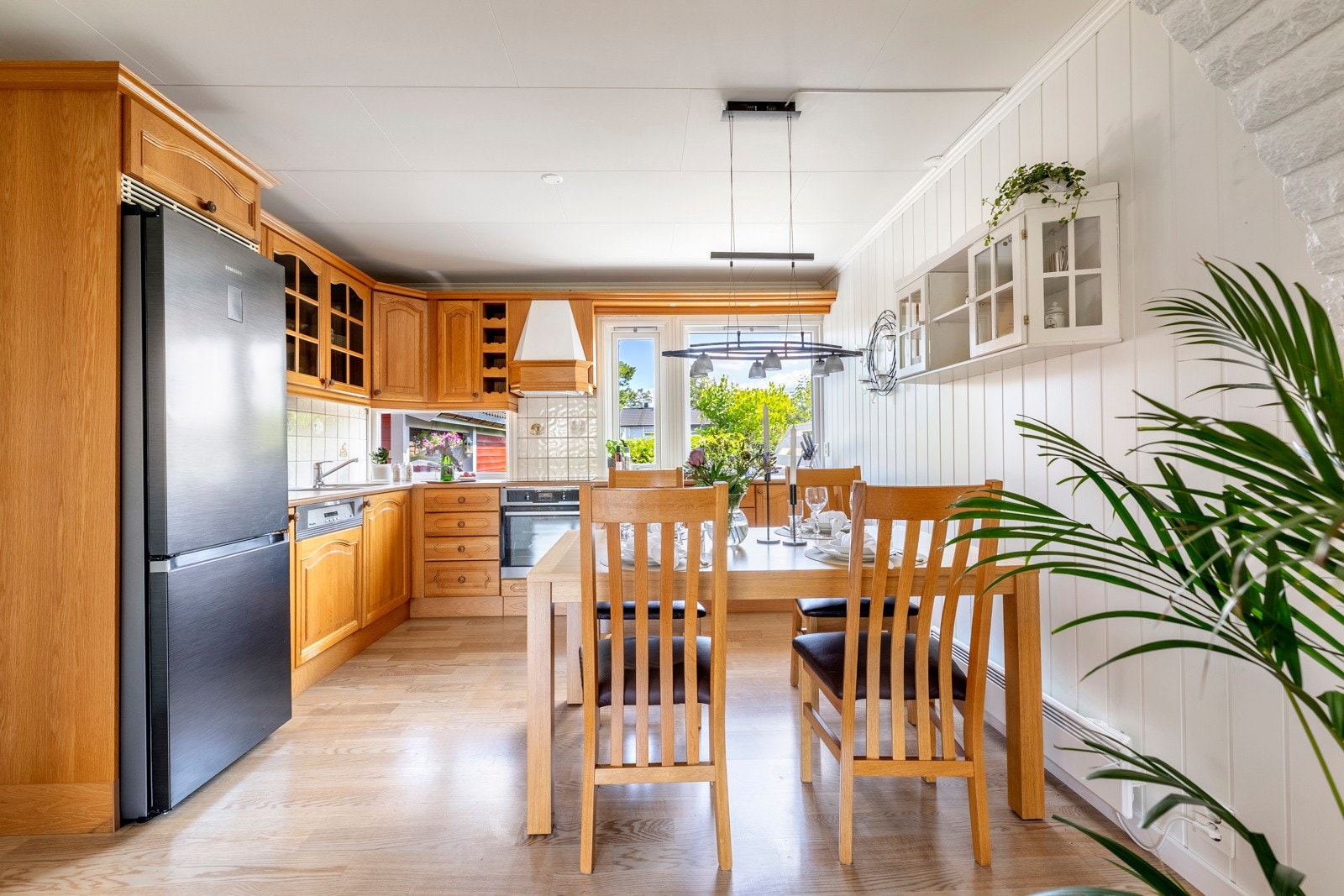 Kjøkkenet har et klassisk design med gode benkeflater og rikelig med oppbevaringsplass. Innredningen har gylne, profilerte eikefronter, vitrinedører og lys laminatbenkeplate med nedfelt kum i stål. Galleribilde