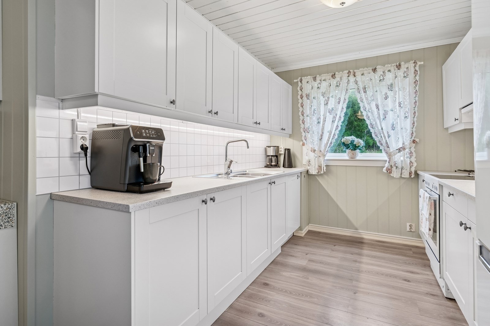 Det er oppvaskmaskin og vannstoppsystem. Kjøkkenventilator med avtrekk ut fra 2018. Galleribilde