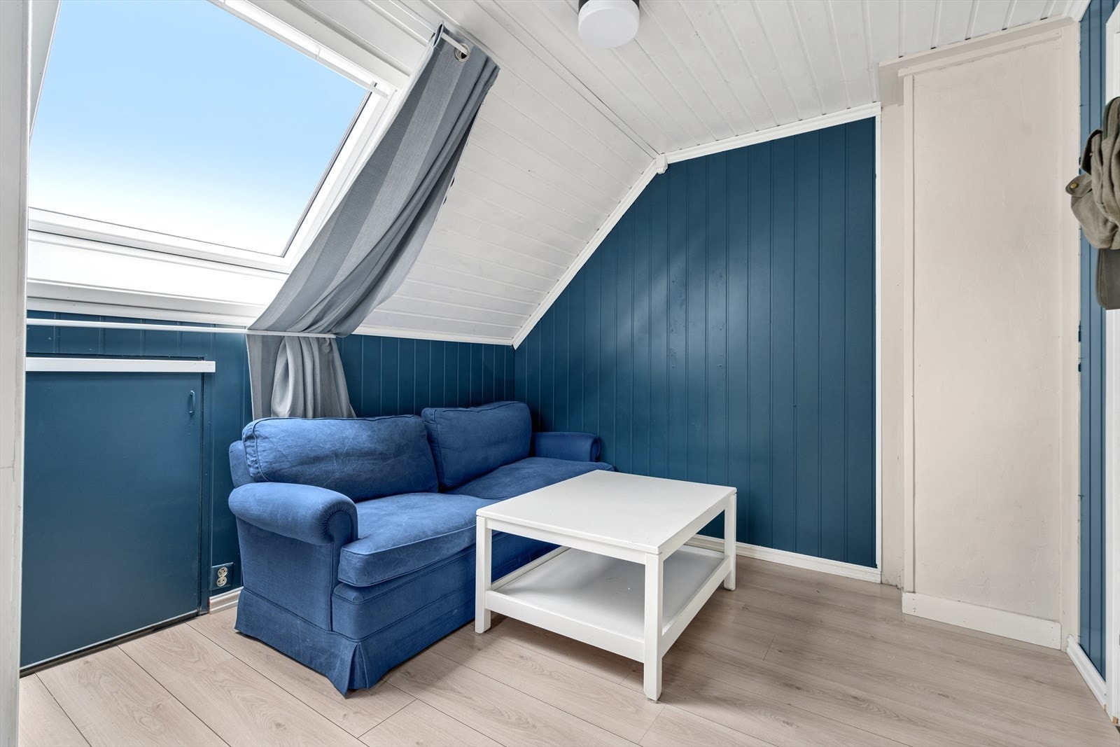 Hovedsoverommet er svært romslig, og har plass til en separat stuedel eller garderobe. Galleribilde