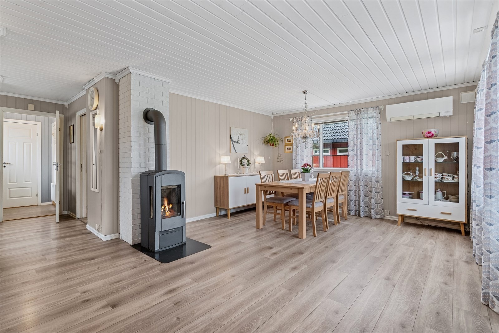 Boligen har en lys og romslig stue med god plass til møblering i flere soner. Galleribilde