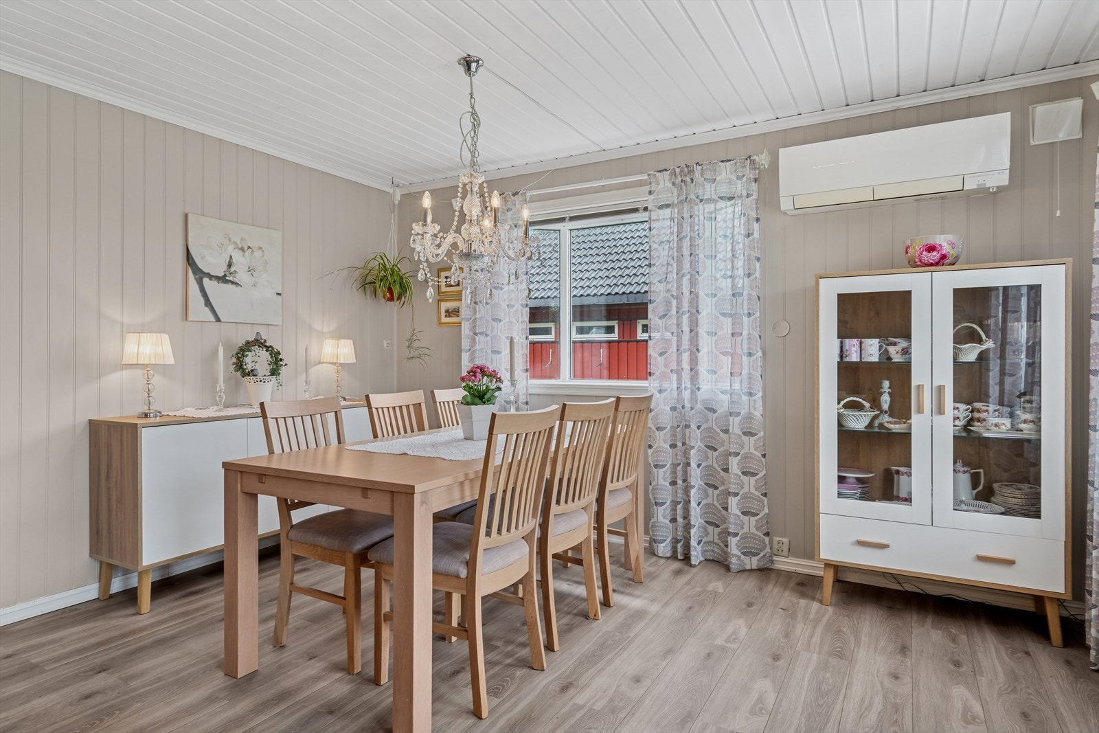 Det er også god plass til en romslig spisegruppe med tilhørende møblement. Galleribilde